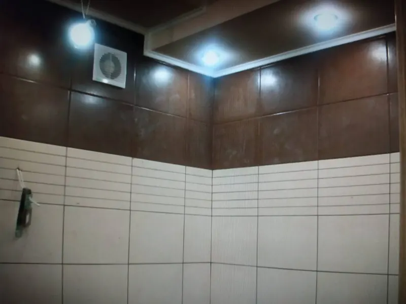 Badezimmer mit Wandfliesen und LED-Decke