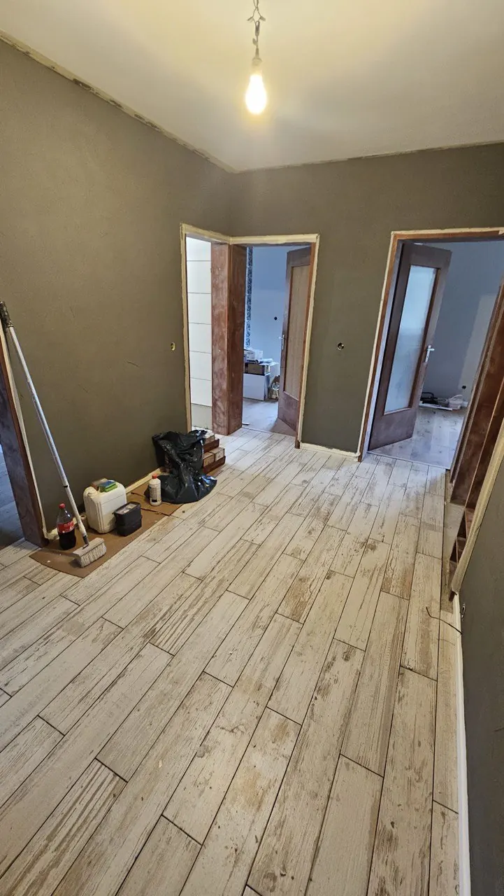 Renovierter Flur mit neuem Parkett